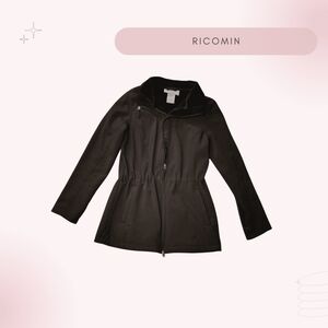 Black Fitted Jacket: Casual and Stylish